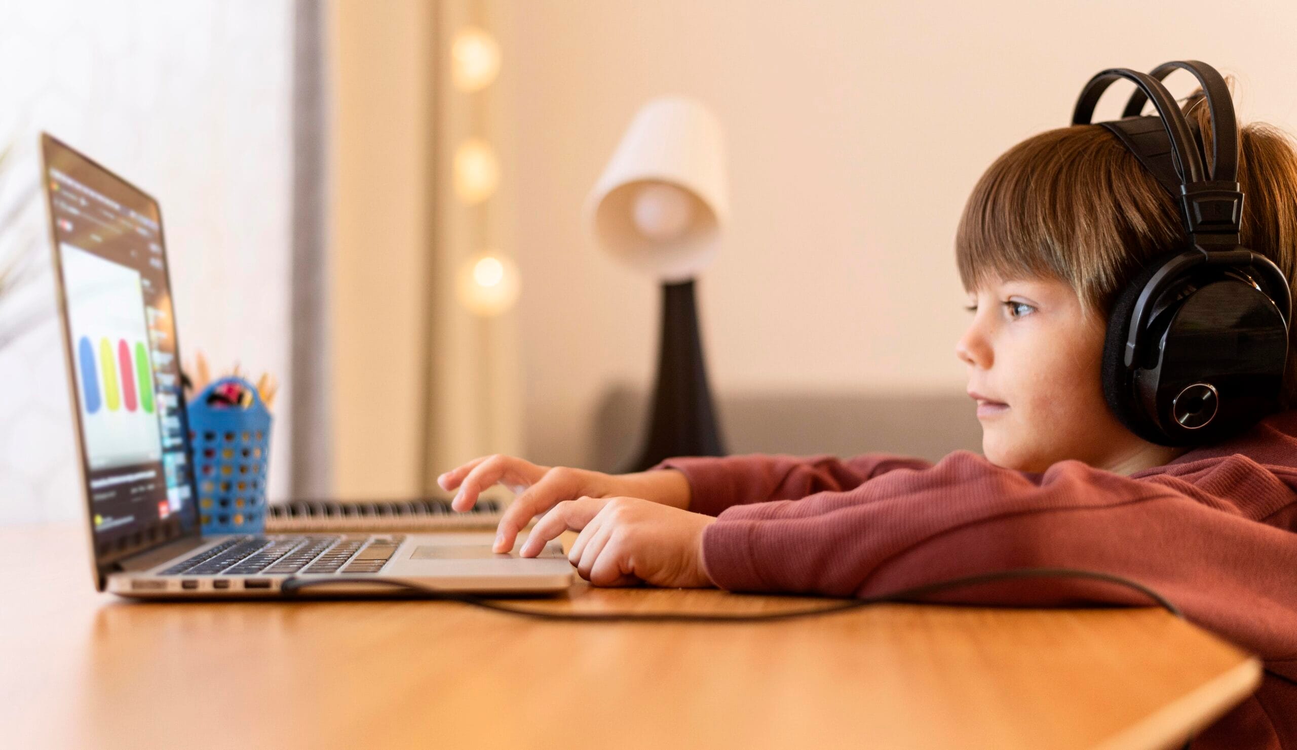 Niño jugando a juegos online